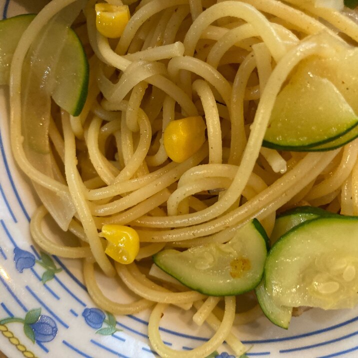 ズッキーニとベーコンとコーンのカレースパゲッティー